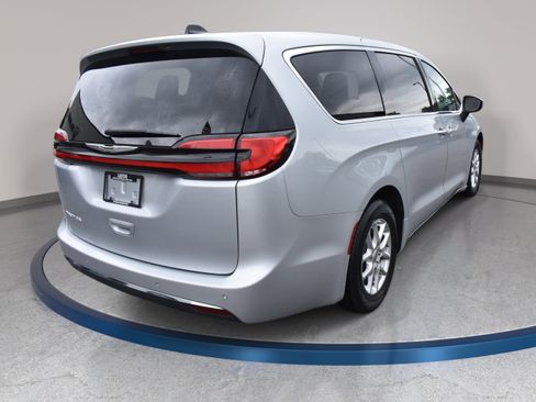 Used 2023 Chrysler Pacifica Touring-L FWD image 7