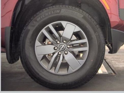 Used 2025 Nissan Frontier SV AWD/4WD image 19
