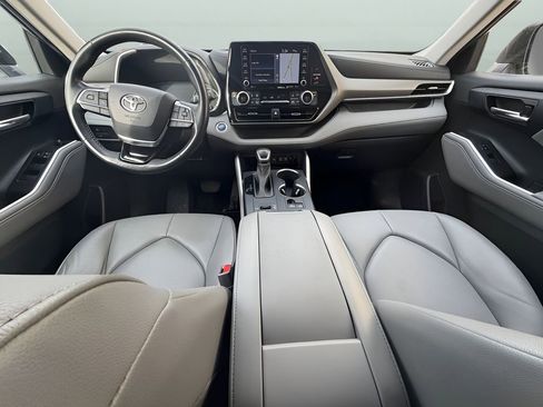 Used 2021 Toyota Highlander XLE image 12