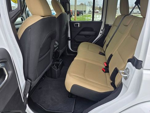 Used 2021 Jeep Wrangler Unlimited Sahara w/ Uconnect 4C Nav & Sound Group AWD/4WD image 10