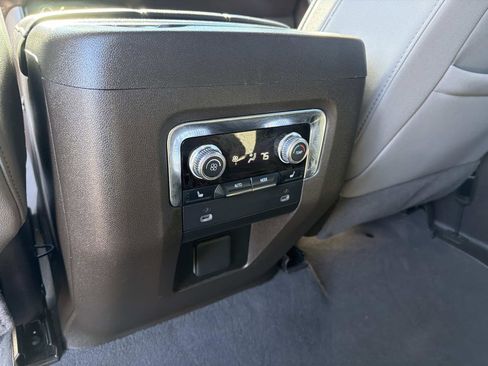 Used 2024 GMC Yukon XL SLT w/ SLT Luxury Package image 31