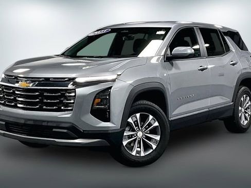 Used 2025 Chevrolet Equinox LT FWD image 3