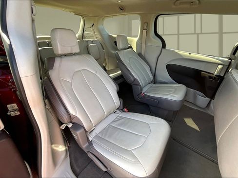 Used 2017 Chrysler Pacifica Touring-L image 25