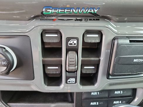Used 2023 Jeep Gladiator Sport AWD/4WD image 17