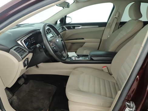 Used 2017 Ford Fusion SE w/ Fusion SE Technology Package image 4