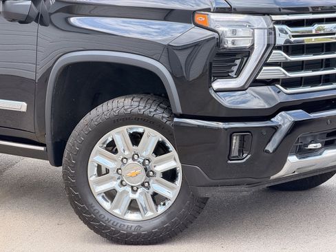 Used 2024 Chevrolet Silverado 2500 High Country w/ High Country Premium Package AWD/4WD image 3