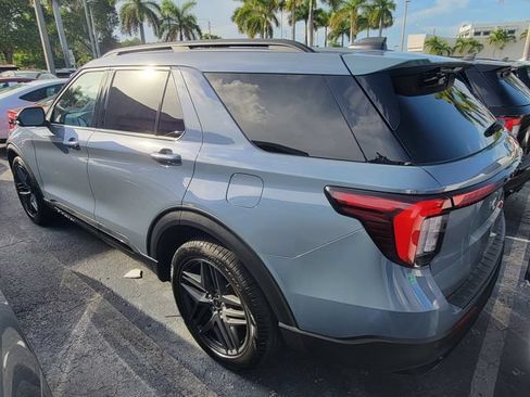 Used 2025 Ford Explorer ST AWD/4WD image 2