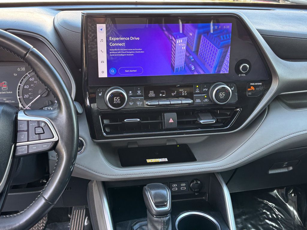 Used 2023 Toyota Highlander XLE AWD/4WD image 23