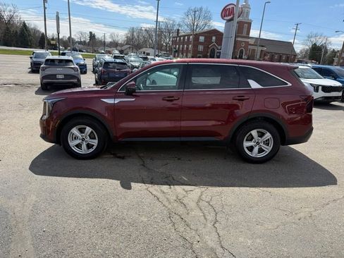 Certified 2024 Kia Sorento LX image 4