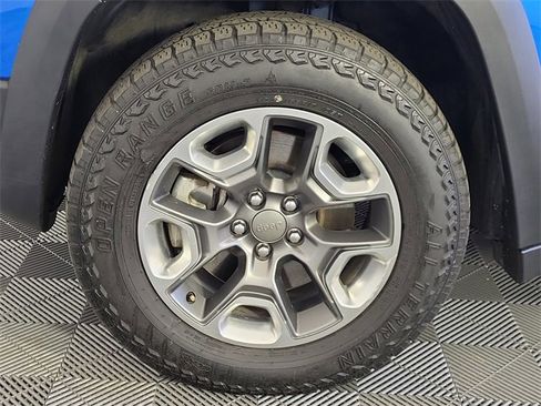 Used 2019 Jeep Cherokee Trailhawk image 14