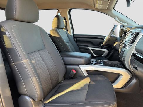 Used 2017 Nissan Titan SV image 30
