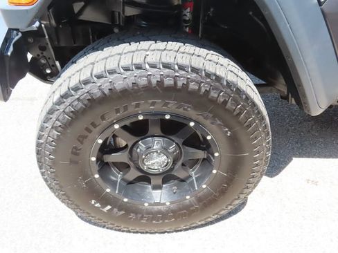 Used 2020 Jeep Gladiator Rubicon w/ Dual Top Group AWD/4WD image 17