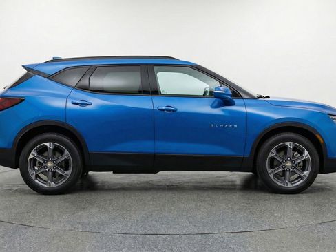 Used 2025 Chevrolet Blazer LT FWD image 11
