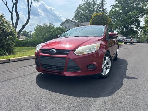 Used 2014 Ford Focus SE w/ SE Winter Package FWD image 2