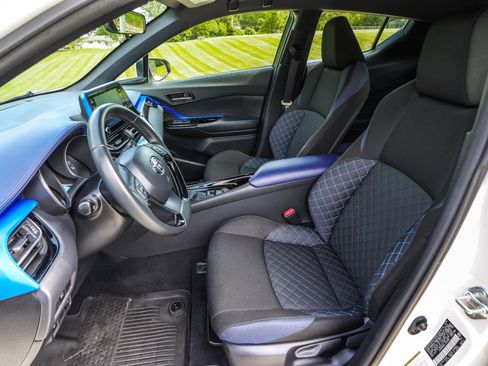Used 2020 Toyota C-HR XLE FWD image 34