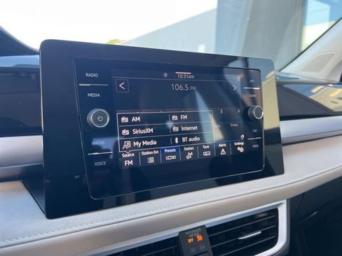 Certified 2025 Volkswagen Taos SE image 22