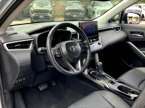 Used 2025 Toyota Corolla Cross XLE FWD image 17