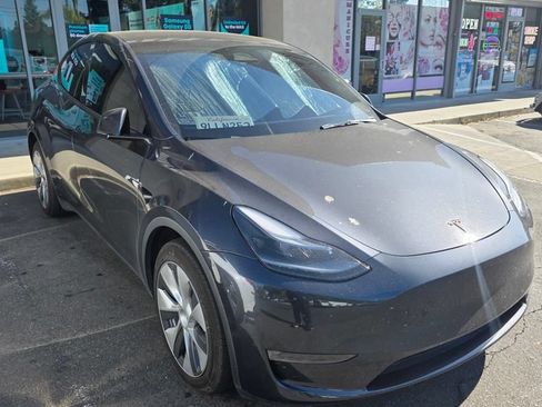 Used 2024 Tesla Model Y Long Range AWD/4WD image 3