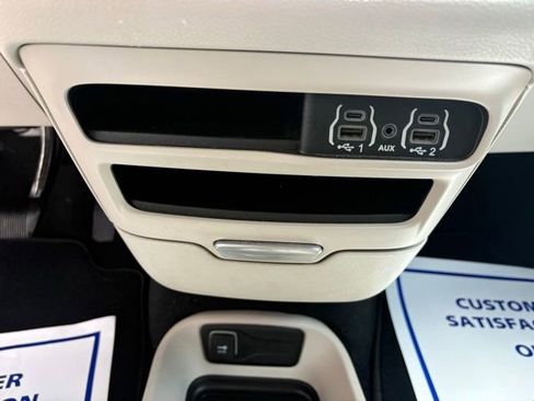 Used 2023 Chrysler Pacifica Touring-L FWD image 27