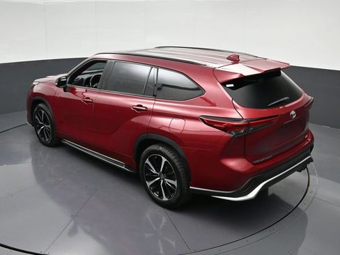 Used 2021 Toyota Highlander XSE FWD image 19