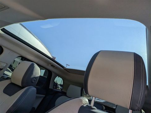 Used 2017 Land Rover Range Rover Evoque SE Premium image 16