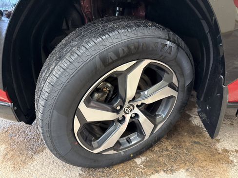 Used 2024 Toyota RAV4 SE w/ Weather & Moonroof Package image 4