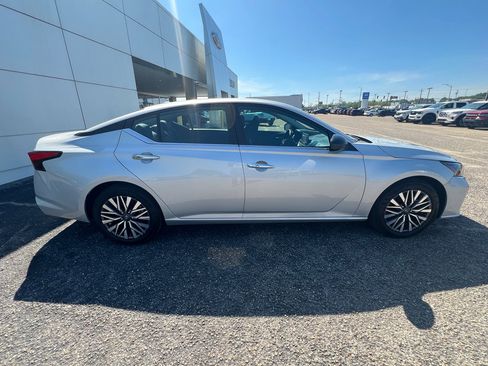Used 2025 Nissan Altima 2.5 SV FWD image 10