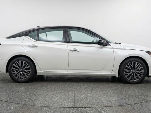 Used 2025 Nissan Altima 2.5 SV image 11