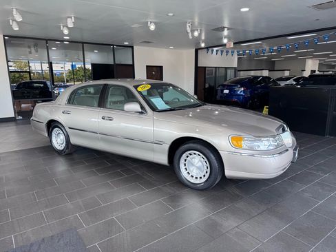 Used 2002 Lincoln Town Car Executive image 6