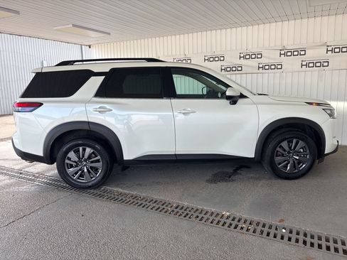 Used 2024 Nissan Pathfinder SV AWD/4WD image 23
