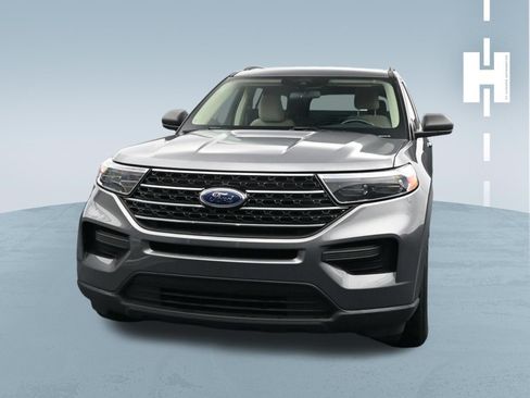 Used 2021 Ford Explorer XLT RWD image 2