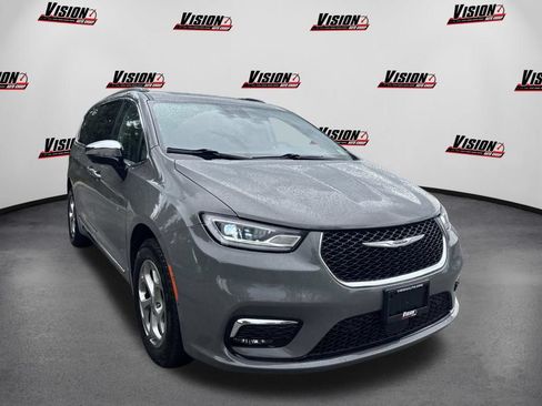 Used 2023 Chrysler Pacifica Limited AWD/4WD image 3