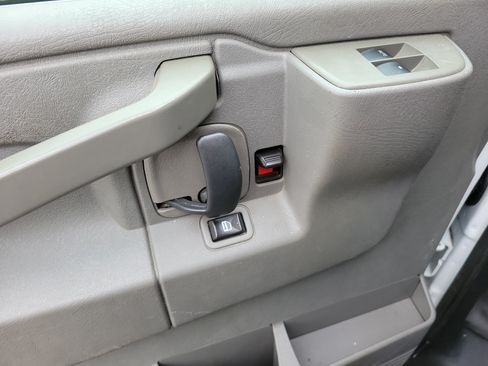 Used 2018 Chevrolet Express 2500 Extended RWD image 17