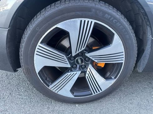 Used 2019 Audi e-tron Prestige w/ Prestige Package AWD/4WD image 6