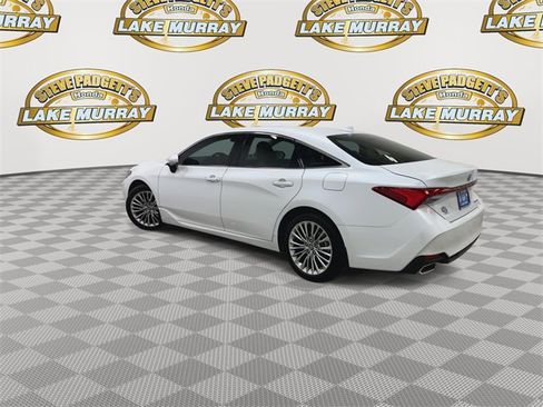 Used 2019 Toyota Avalon Limited image 9