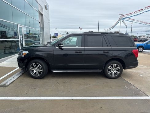Used 2022 Ford Expedition XLT RWD image 2