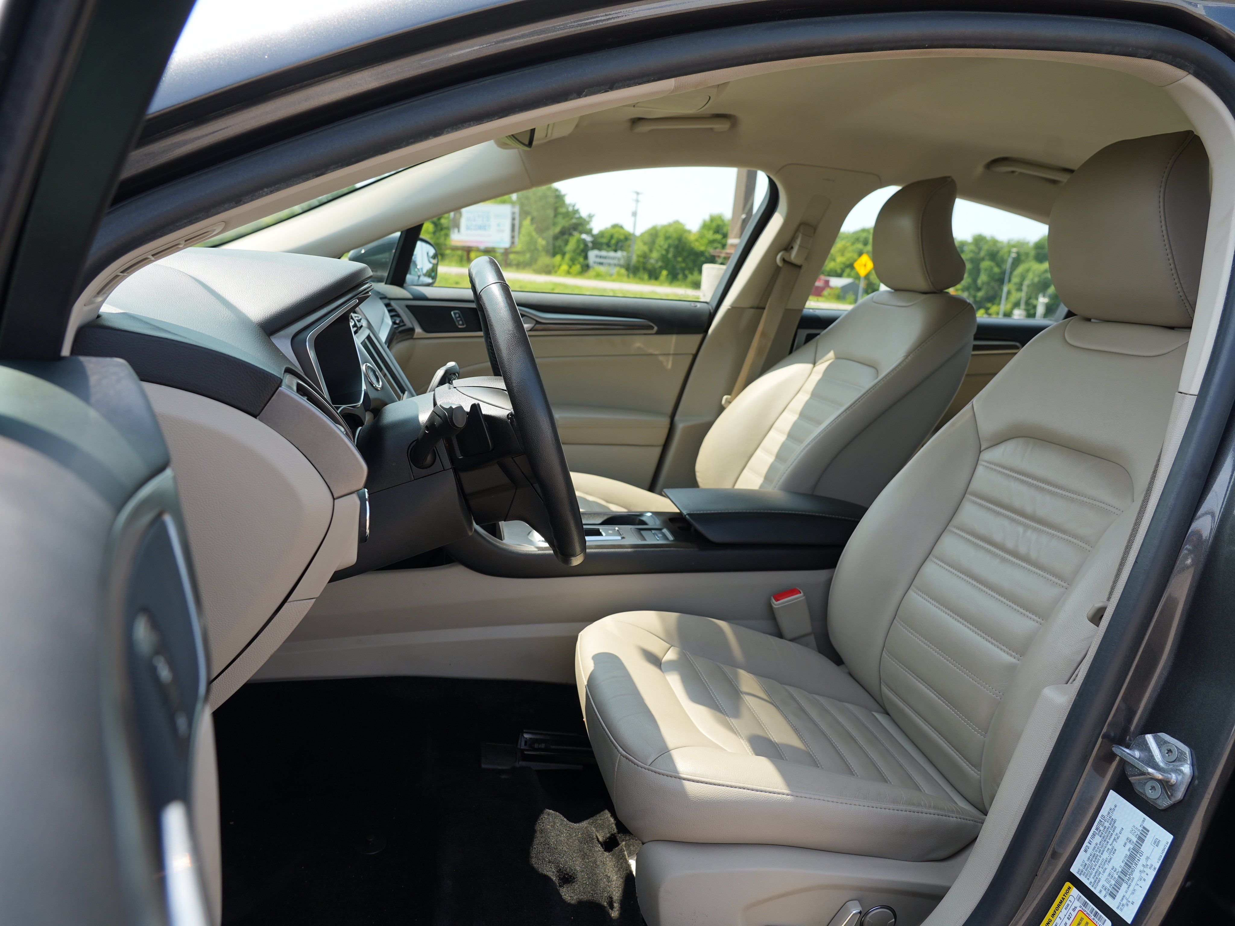 Used 2018 Ford Fusion SE w/ Fusion SE Technology Package FWD image 14
