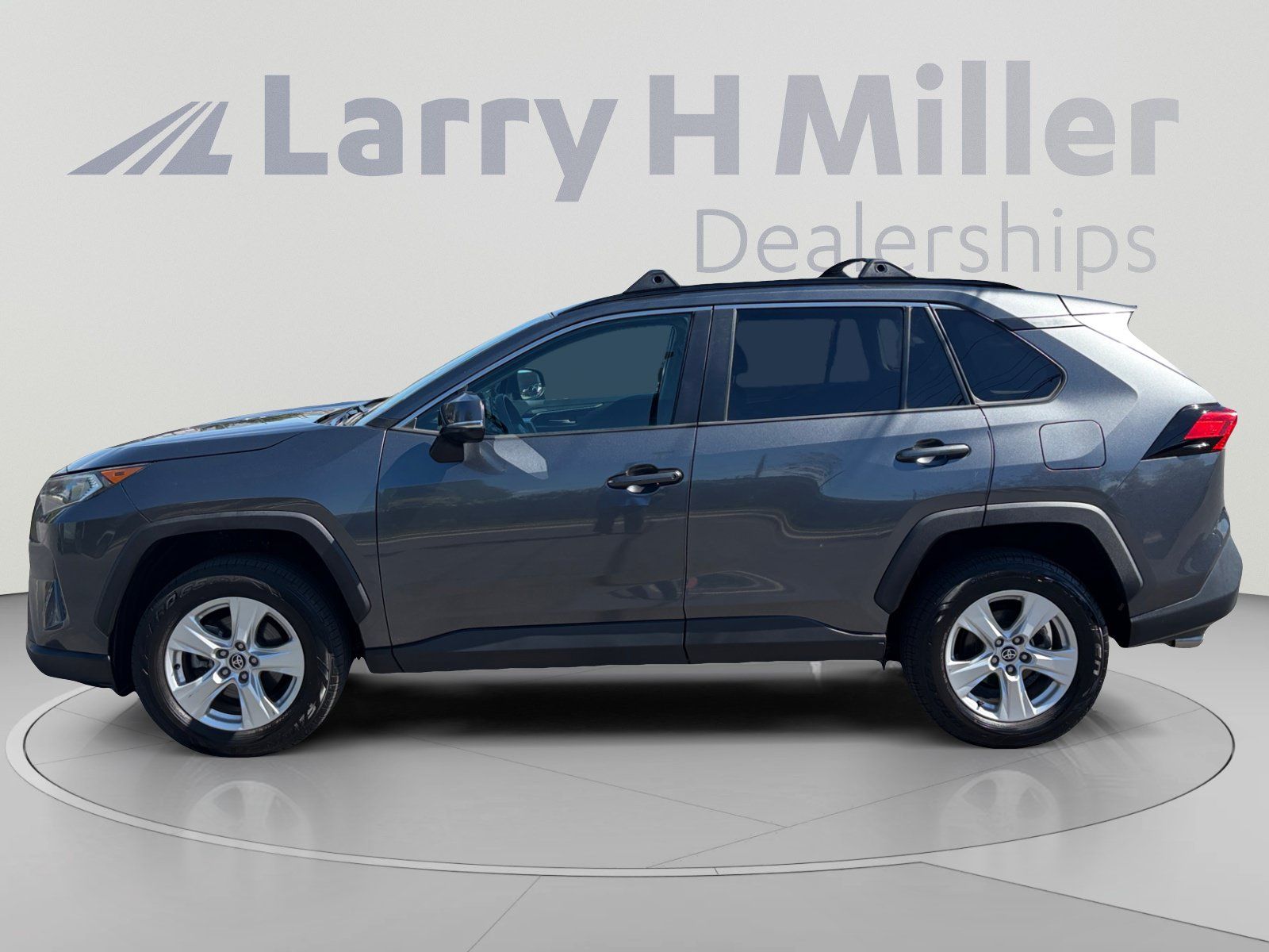 Used 2021 Toyota RAV4 XLE AWD/4WD image 2