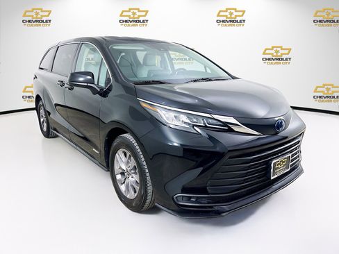 Used 2021 Toyota Sienna LE image 1