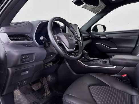 Certified 2025 Toyota Highlander XSE AWD/4WD image 9