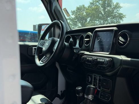 Used 2022 Jeep Wrangler Unlimited Sahara AWD/4WD image 39