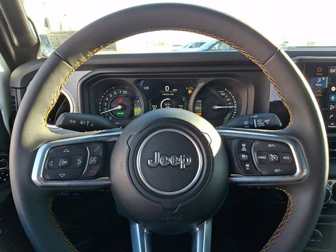 Used 2024 Jeep Wrangler Unlimited Sahara AWD/4WD image 18