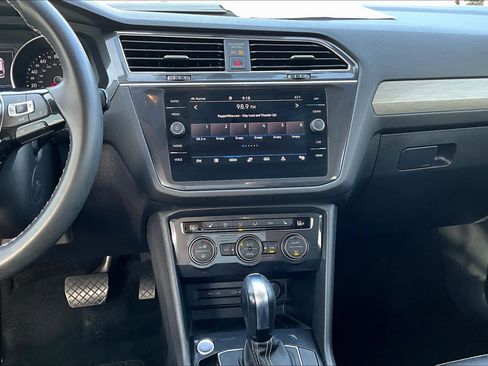 Used 2021 Volkswagen Tiguan SE image 8