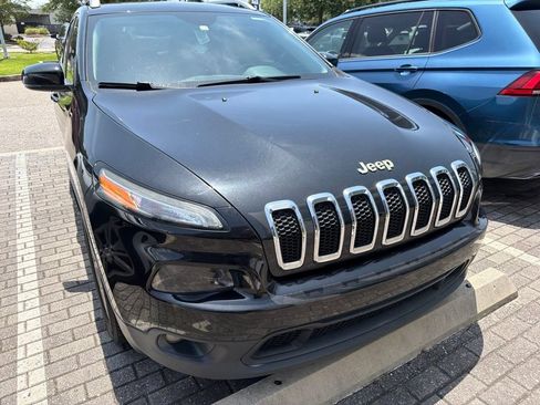 Used 2016 Jeep Cherokee Latitude FWD image 2