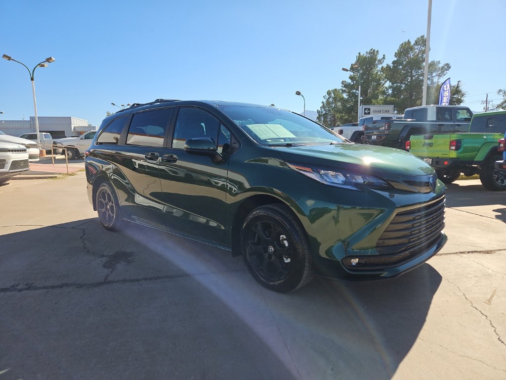 Used 2025 Toyota Sienna XLE Woodland Edition AWD/4WD image 5