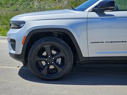 Used 2024 Jeep Grand Cherokee Altitude AWD/4WD image 10