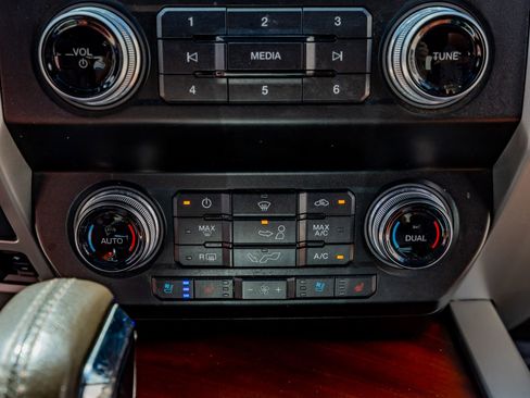 Used 2019 Ford F150 King Ranch w/ Equipment Group 601A Luxury AWD/4WD image 27