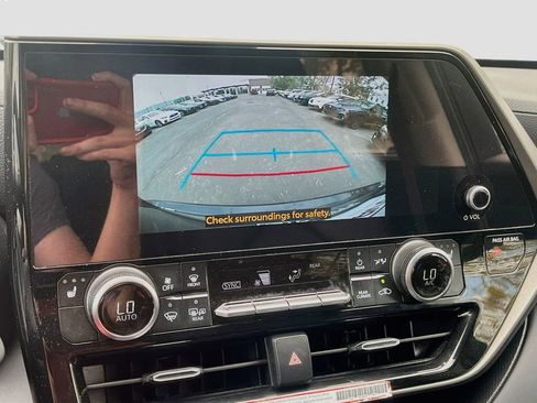 Used 2025 Toyota Highlander XLE AWD/4WD image 14