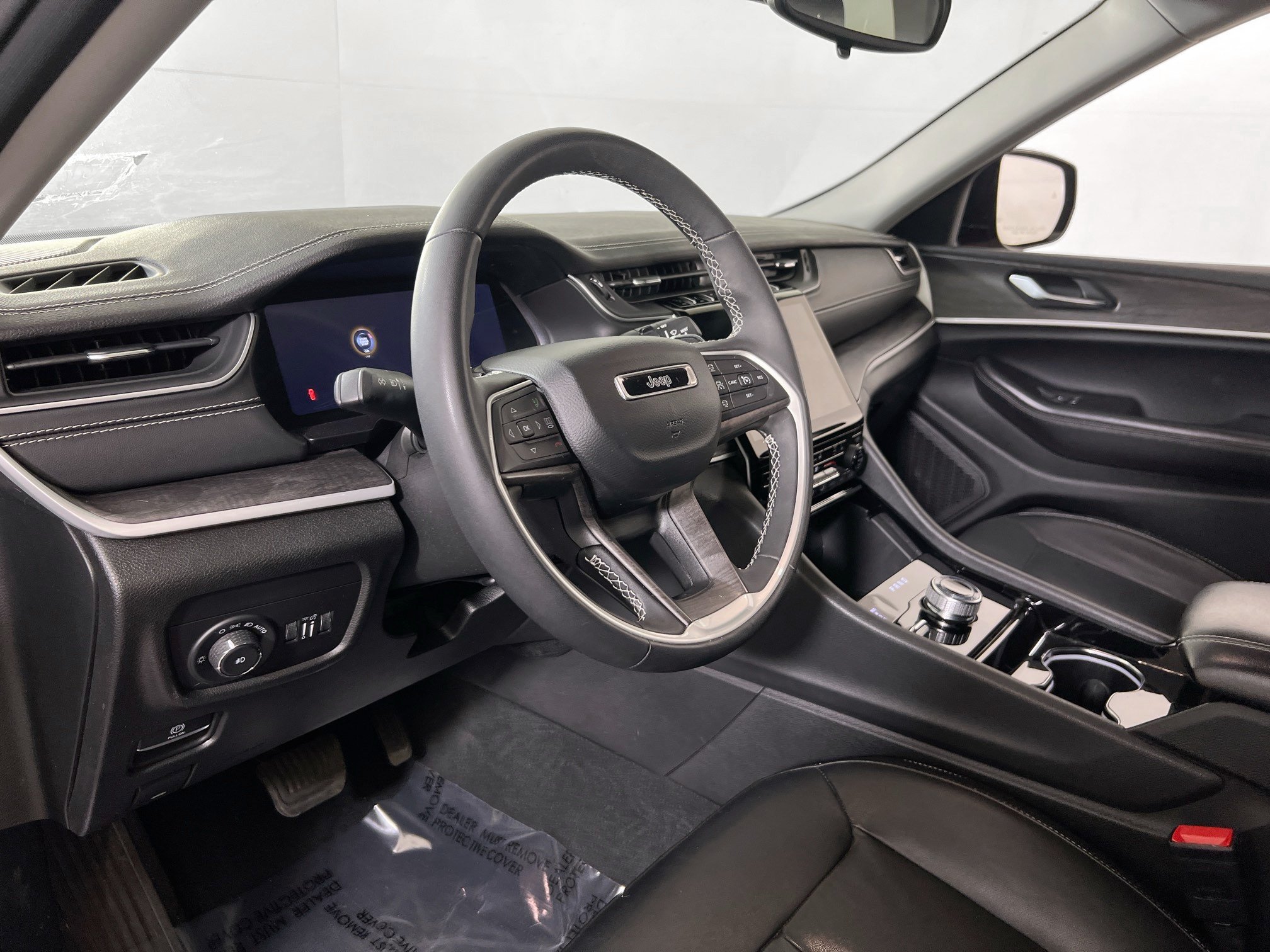 Used 2023 Jeep Grand Cherokee Limited w/ Black Appearance Package AWD/4WD image 9