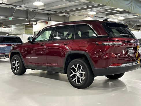 Used 2025 Jeep Grand Cherokee Limited AWD/4WD image 4